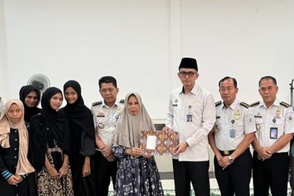 Kakanwil Ditjen Imigrasi Maluku Utara, Mohammad Ridwan, memberikan santunan kepada anak-anak yatim dari Panti Asuhan At Taqwa.