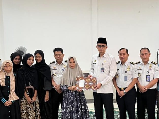 Kakanwil Ditjen Imigrasi Maluku Utara, Mohammad Ridwan, memberikan santunan kepada anak-anak yatim dari Panti Asuhan At Taqwa.
