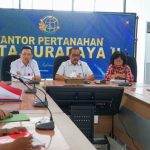 Wakil Walikota Surabaya, Armuji, ikut hadir mediasi warga Medokan Ayu dengan pihak bank dan Plt Kepala Kantor, Ali Ridho, beserta jajaran.