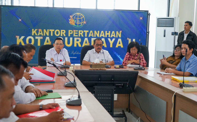 Wakil Walikota Surabaya, Armuji, ikut hadir mediasi warga Medokan Ayu dengan pihak bank dan Plt Kepala Kantor, Ali Ridho, beserta jajaran.