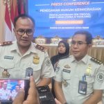 Kakanwil Ditjen Imigrasi Jatim, Novianto Sulastono, didampingi jajaran Imigrasi memberikan keterangan terkait pendeportasian terhadap 2 WNA yang menyalahi izin tinggal.