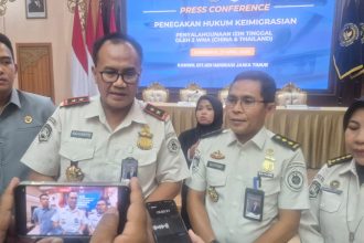 Kakanwil Ditjen Imigrasi Jatim, Novianto Sulastono, didampingi jajaran Imigrasi memberikan keterangan terkait pendeportasian terhadap 2 WNA yang menyalahi izin tinggal.