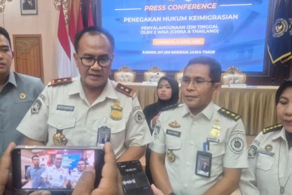 Kakanwil Ditjen Imigrasi Jatim, Novianto Sulastono, didampingi jajaran Imigrasi memberikan keterangan terkait pendeportasian terhadap 2 WNA yang menyalahi izin tinggal.