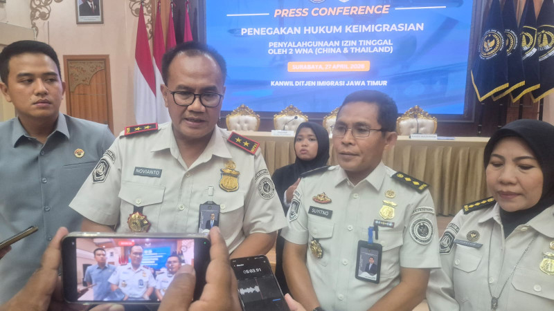 Kakanwil Ditjen Imigrasi Jatim, Novianto Sulastono, didampingi jajaran Imigrasi memberikan keterangan terkait pendeportasian terhadap 2 WNA yang menyalahi izin tinggal.