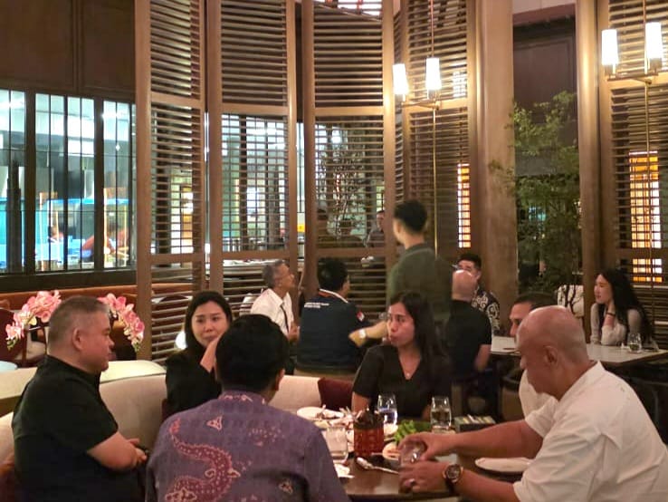 Balutan cahaya lampu temaram di dalam bangunan eks Kantor Pos Kebon Rojo, dengan detail arsitektur yang tetap terjaga, menghadirkan suasana santap malam yang hangat, intim, dan sarat nuansa nostalgia.