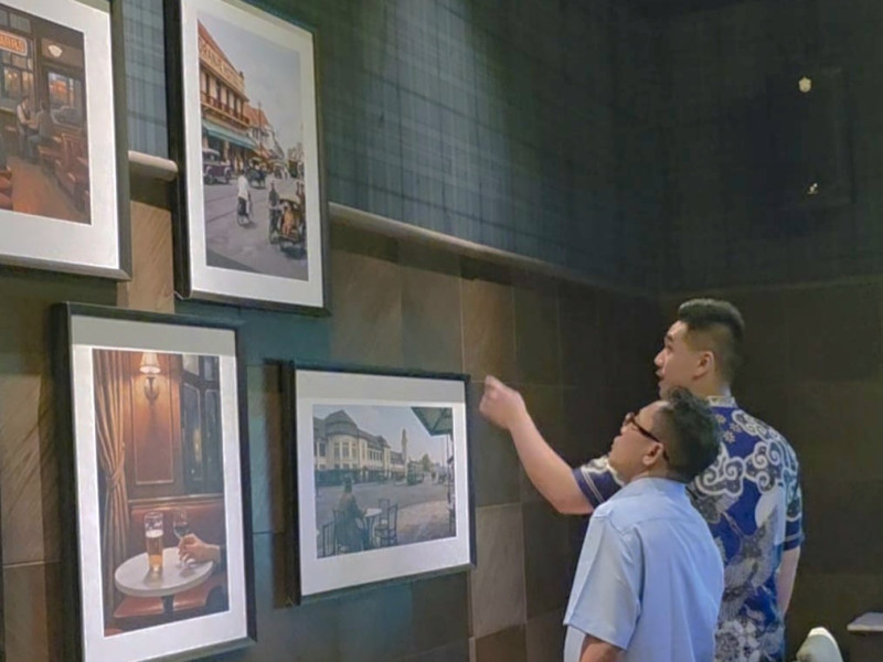 Pengunjung 10 Regentstraat tak hanya bisa menikmati masakan khas Nusantara, tetapi juga bisa melihat langsung lukisan-lukisan bangunan tua bersejarah yang dipasang rapi sepanjang lorong dan ruangan VIP.