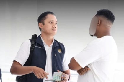 Petugas imigrasi sedang memeriksa dokumen milik warga negara asing (WNA) di salah satu perusahaan yang didatangi tim operasi Wirawaspada.