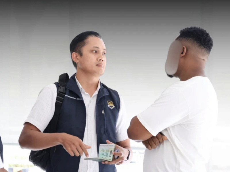 Petugas imigrasi sedang memeriksa dokumen milik warga negara asing (WNA) di salah satu perusahaan yang didatangi tim operasi Wirawaspada.