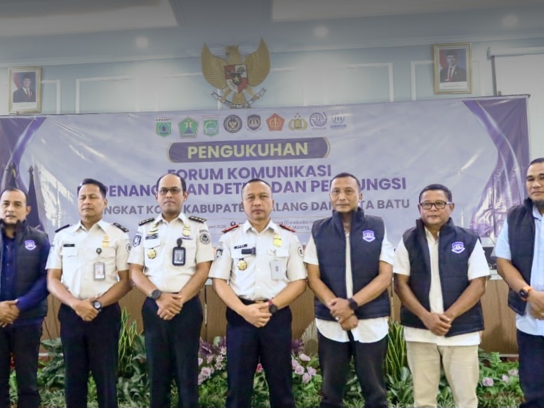 Jajaran Imigrasi Jatim berfoto bersama usai kegiatan 