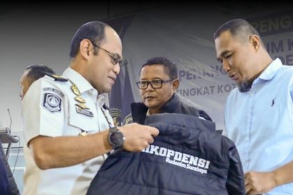 Kepala Subdirektorat Penanganan Deteni dan Koordinasi Penanganan Pengungsi, Agung Pramono, menyematkan rompi pada kegiatan Forum Komunikasi Penanganan Deteni dan kegiayan Forkopdensi tingkat Kota/Kabupaten Malang dan Kota Batu.