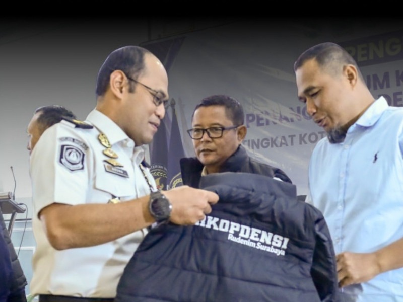 Kepala Subdirektorat Penanganan Deteni dan Koordinasi Penanganan Pengungsi, Agung Pramono, menyematkan rompi pada kegiatan Forum Komunikasi Penanganan Deteni dan kegiayan Forkopdensi tingkat Kota/Kabupaten Malang dan Kota Batu.