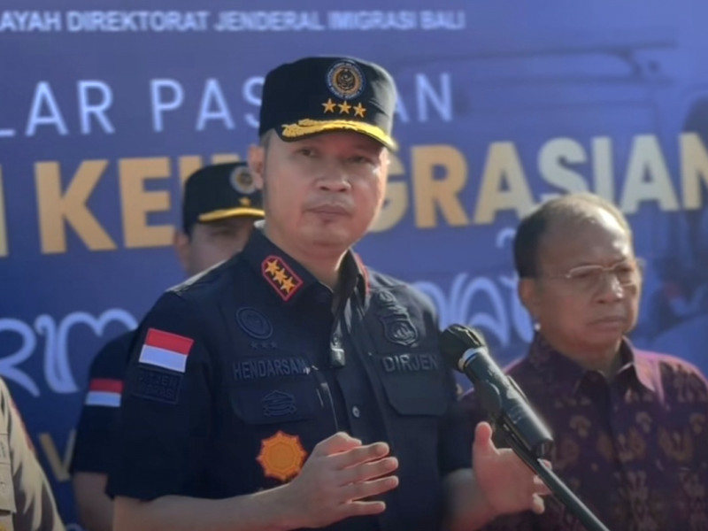 Direktur Jenderal Imigrasi, Hendarsam Marantoko ketika memimpin pengukuhan Satgas Patroli Dhatma Dewat di Bali.