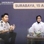 Moderator kegiatan sosialisasi TPPO, Mangatur Hadi berbincang dengan Kombespol Ganis Setyaningrum dari Polda Jatim.