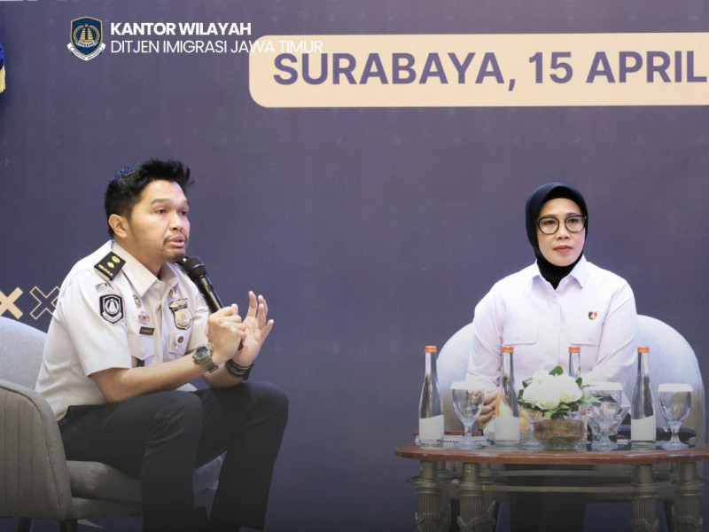 Moderator kegiatan sosialisasi TPPO, Mangatur Hadi berbincang dengan Kombespol Ganis Setyaningrum dari Polda Jatim.