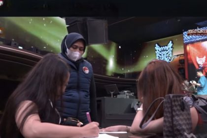 Petugas dari Ditreskoba Polda Jatim sedang memeriksa dua wanita pengunjung Diskotek Kowloon di Jalan Pemuda, Surabaya, semalam.