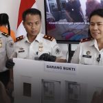 Kepala Kantor Wilayah Direktorat Jenderal Imigrasi DIY, Junita Sitorus (kanan) didampingi Kepala Kantor Imigrasi Kelas II TPI Kulon Progo, Muhammad Wahyudiantoro, memberikan keterangan pers.