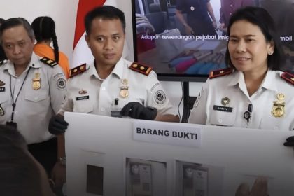Kepala Kantor Wilayah Direktorat Jenderal Imigrasi DIY, Junita Sitorus (kanan) didampingi Kepala Kantor Imigrasi Kelas II TPI Kulon Progo, Muhammad Wahyudiantoro, memberikan keterangan pers.