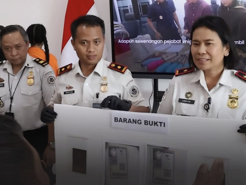 Kepala Kantor Wilayah Direktorat Jenderal Imigrasi DIY, Junita Sitorus (kanan) didampingi Kepala Kantor Imigrasi Kelas II TPI Kulon Progo, Muhammad Wahyudiantoro, memberikan keterangan pers.