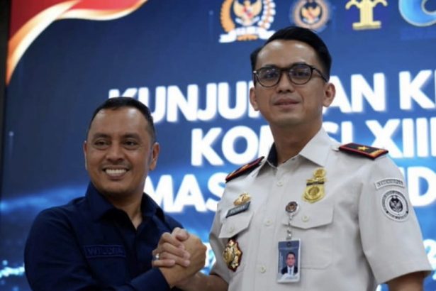 Kakanwil Ditjen Imigrasi Provinsi Maluku Utara, Mohammad Ridwan, bersama Willy Aditya, Ketua Komisi XIII DPR RI.