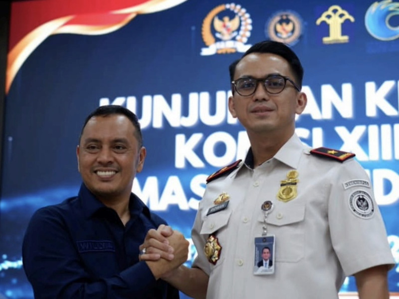 Kakanwil Ditjen Imigrasi Provinsi Maluku Utara, Mohammad Ridwan, bersama Willy Aditya, Ketua Komisi XIII DPR RI.
