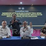 Dirjen Imigrasi Hendarsam Marantoko (kiri) bersama Direktur Pengawasan dan Penindakan (Wasdak) Yuldi Yusman merilis perkara WNA Australia masuk Indonesia secara ilegal.
