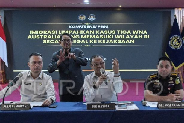 Dirjen Imigrasi Hendarsam Marantoko (kiri) bersama Direktur Pengawasan dan Penindakan (Wasdak) Yuldi Yusman merilis perkara WNA Australia masuk Indonesia secara ilegal.