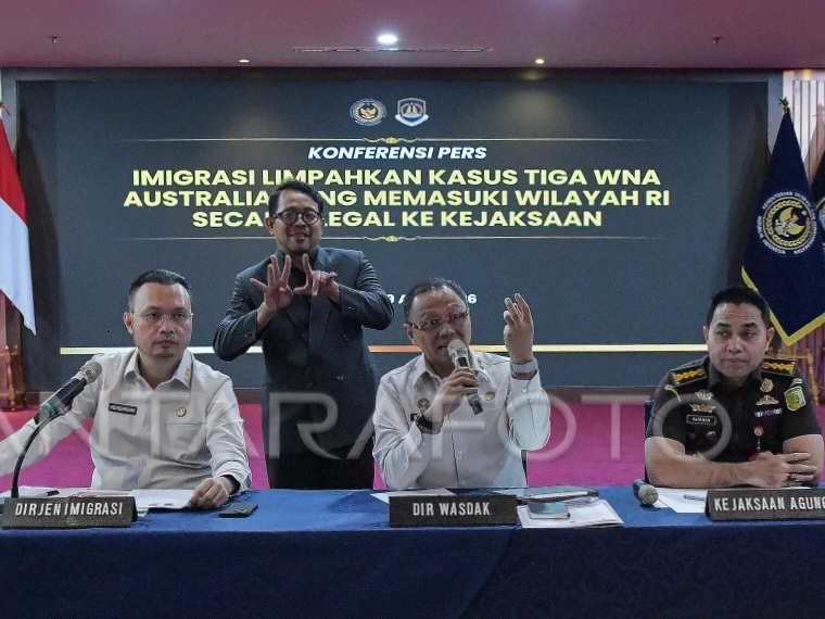 Dirjen Imigrasi Hendarsam Marantoko (kiri) bersama Direktur Pengawasan dan Penindakan (Wasdak) Yuldi Yusman merilis perkara WNA Australia masuk Indonesia secara ilegal.