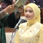 Adela Kanasha disumpah untuk dilantik sebagai anggota dewan melalui mekanisme pergantian antarwaktu (PAW).