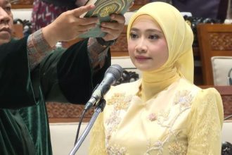 Adela Kanasha disumpah untuk dilantik sebagai anggota dewan melalui mekanisme pergantian antarwaktu (PAW).