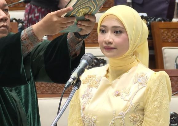 Adela Kanasha disumpah untuk dilantik sebagai anggota dewan melalui mekanisme pergantian antarwaktu (PAW).
