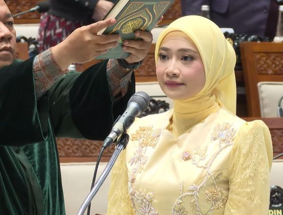 Adela Kanasha disumpah untuk dilantik sebagai anggota dewan melalui mekanisme pergantian antarwaktu (PAW).