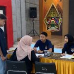 Petugas Imigrasi Semarang melayani pembuatan paspor program layanan “Si Semar Paling Paten” pada Sabtu (2/5/2026).