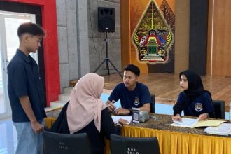 Petugas Imigrasi Semarang melayani pembuatan paspor program layanan “Si Semar Paling Paten” pada Sabtu (2/5/2026).