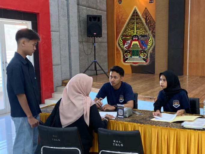 Petugas Imigrasi Semarang melayani pembuatan paspor program layanan “Si Semar Paling Paten” pada Sabtu (2/5/2026).