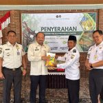 Kepala Kantor Imigrasi Semarang, Ari Widodo, menyerahkan bantuan dan sosialisasi keimigrasian di Desa Krandon Lor, Kecamatan Suruh, Kabupaten Semarang.