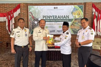 Kepala Kantor Imigrasi Semarang, Ari Widodo, menyerahkan bantuan dan sosialisasi keimigrasian di Desa Krandon Lor, Kecamatan Suruh, Kabupaten Semarang.