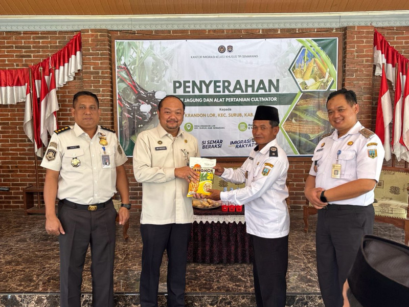 Kepala Kantor Imigrasi Semarang, Ari Widodo, menyerahkan bantuan dan sosialisasi keimigrasian di Desa Krandon Lor, Kecamatan Suruh, Kabupaten Semarang.