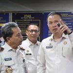 Direktur Jenderal Imigrasi, Hendarsam Marantoko, yang hadir bersama Sekretaris Direktorat Jenderal Imigrasi, Sandi Andaryad berbincang dengan Kakanim Tangerang.