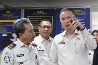 Direktur Jenderal Imigrasi, Hendarsam Marantoko, yang hadir bersama Sekretaris Direktorat Jenderal Imigrasi, Sandi Andaryad berbincang dengan Kakanim Tangerang.