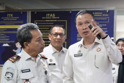 Direktur Jenderal Imigrasi, Hendarsam Marantoko, yang hadir bersama Sekretaris Direktorat Jenderal Imigrasi, Sandi Andaryad berbincang dengan Kakanim Tangerang.