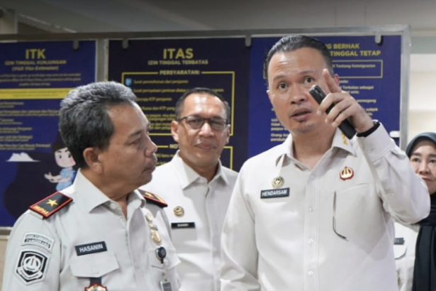 Direktur Jenderal Imigrasi, Hendarsam Marantoko, yang hadir bersama Sekretaris Direktorat Jenderal Imigrasi, Sandi Andaryad berbincang dengan Kakanim Tangerang.