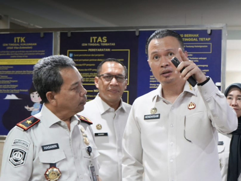 Direktur Jenderal Imigrasi, Hendarsam Marantoko, yang hadir bersama Sekretaris Direktorat Jenderal Imigrasi, Sandi Andaryad berbincang dengan Kakanim Tangerang.