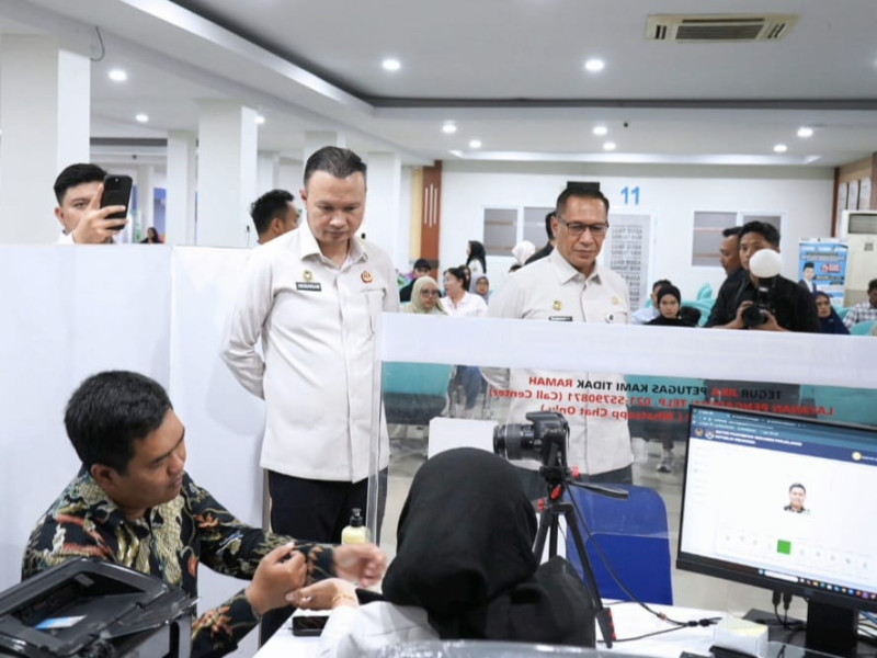 Dirjen Imigrasi Hendarsam Marantoko memantau kegiatan pelayanan di Kantor Imigrasi Tangerang.