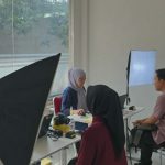 Petugas Imigrasi Semarang sedang melakukan pengambilan foto biometrik pemohon paspor.