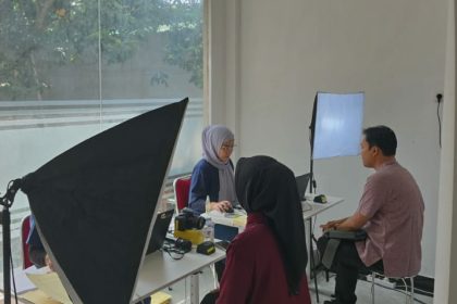 Petugas Imigrasi Semarang sedang melakukan pengambilan foto biometrik pemohon paspor.