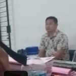 Tersangka Sugianto di ruangan jaksa Kejaksaan Negeri Surabaya pasca pelimpahan berkas tahap 2 siang tadi.