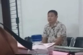 Tersangka Sugianto di ruangan jaksa Kejaksaan Negeri Surabaya pasca pelimpahan berkas tahap 2 siang tadi.