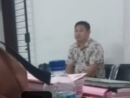 Tersangka Sugianto di ruangan jaksa Kejaksaan Negeri Surabaya pasca pelimpahan berkas tahap 2 siang tadi.