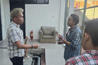 Warga Negara India, Surendran Nithin (kanan) diamankan di ruang deteni Kantor Imigrasi Surabaya.