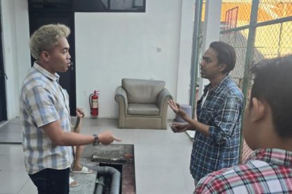 Warga Negara India, Surendran Nithin (kanan) diamankan di ruang deteni Kantor Imigrasi Surabaya.